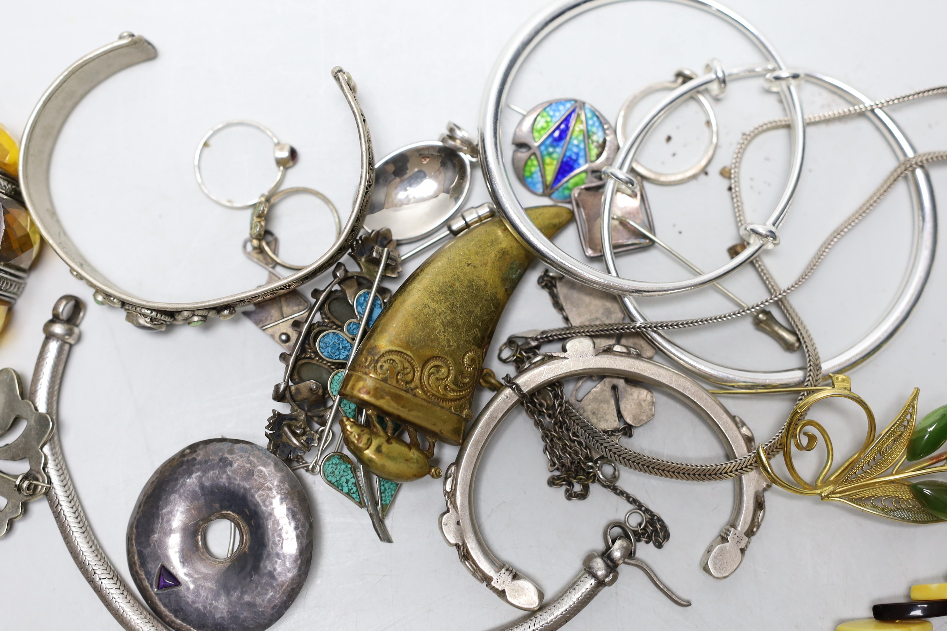 Sundry jewellery including silver and gem set circular brooch, costume and other items.
